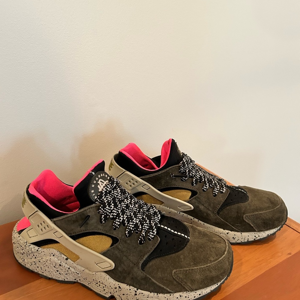 NIKE AIR HUARACHE RUN PREMIUM
Black/ Desert Moss-Solar Red
